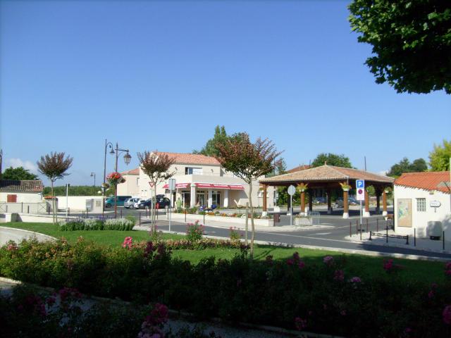 Place de l'église, les Mathes ( 17 )