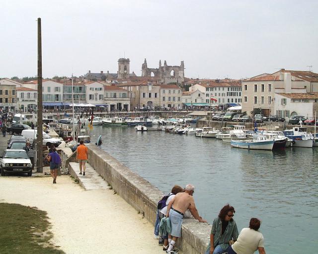 Le port de fr:Saint-Martin-de-Ré vu des remparts, photo personnelle de Françoise Thurion alias Accrochoc, prise le 26 août 2001. Appareil…