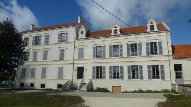 depuis 2012 on y trouve rassemblé l'école de musique,l'administration de l'Office de Tourisme,de nombreuses salles de réunion ...