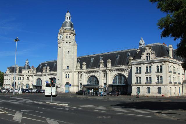 La bâtiment-voyageurs de la gare de La Rochelle-Ville, vu côté parvis.
