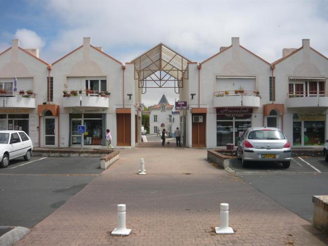 Le centre-ville moderne d'Aytré, ville de la banlieue sud de La Rochelle en Charente-Maritime