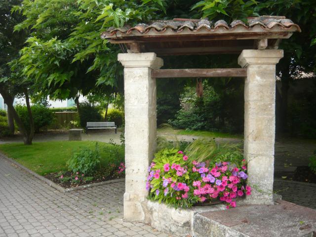 Le square du 19 mars 1962 est un petit square arboré situé à côté de l'église d'Aytré (Charente-Maritime).