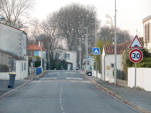 La rue du Fief Jolly, une des principales rues de Longèves (Charente-Maritime, France). Il s'agit en outre d'une section de la route…
