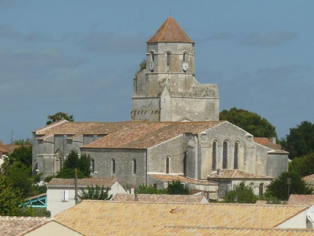 église de Cozes (17), France Le chevet plat est percé d'un triplet de hautes et minces fenêtres qui sont en plein-cintre