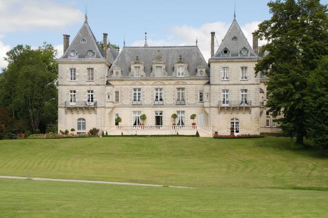 Façade principale du château de Mirambeau (2007)