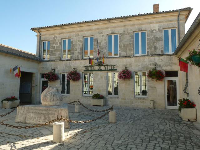 Hôtel de ville de Montendre (17), France.