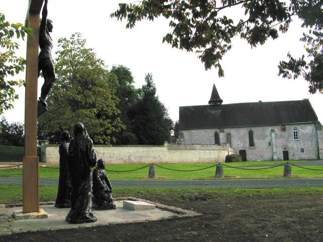 Clermont-les-Fermes (Aisne, France) - L'église fortifiée (façade nord). Sur cette vue, l'église est légèrement déformée par la…