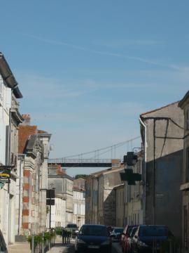 Vue sur le pont depuis une rue du centre-ville de Tonnay-Charente (17).