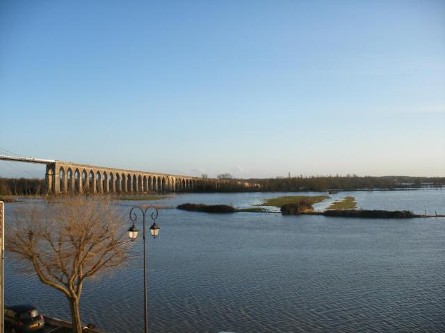 La Charente en crue déborde complètement sur la rive gauche dans les prairies situées face à Tonnay-Charente (17). Crue exceptionnelle le…