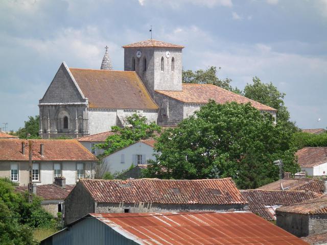 Vue du village de Meursac, dominé par son église des XIIe et XIIIe siècles.