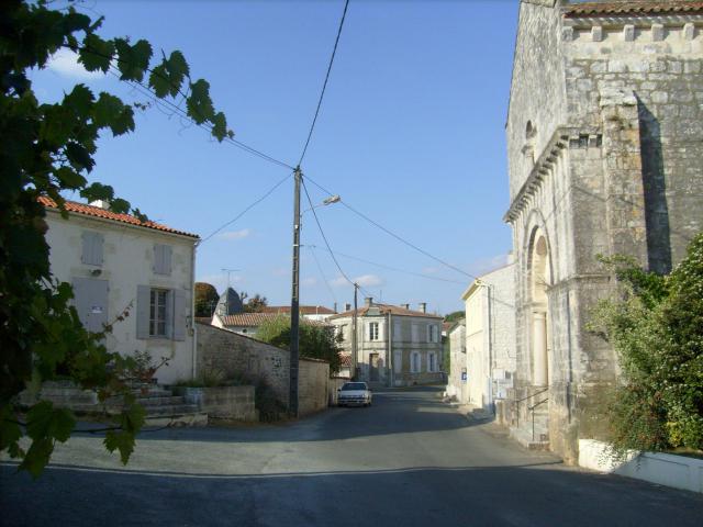 La rue de l'église à Beurlay