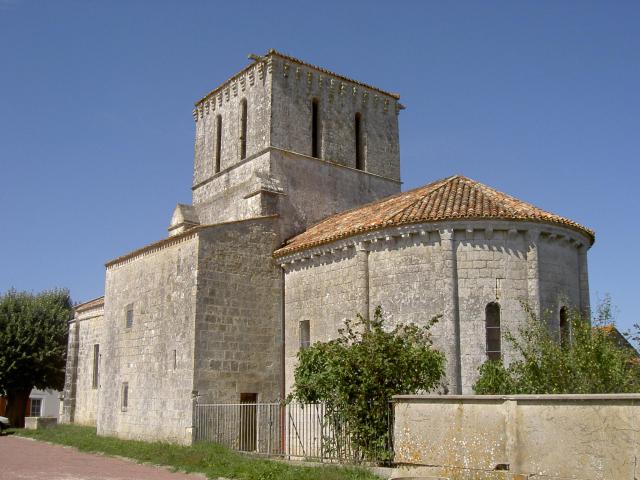 Photo de l'église de fr:Lussant (fr:Charente-Maritime) prise le fr:2004