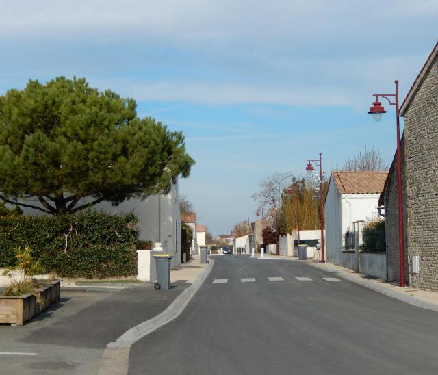 Saint-Ouen-d'Aunis, Charente-Maritime, France. La rue principale du village, la rue Marie-Louise Cardin (route départementale 202).