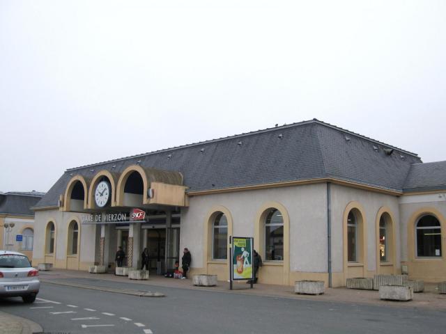 Façade extérieure de la gare de Vierzon-Ville, Vierzon, Cher, France