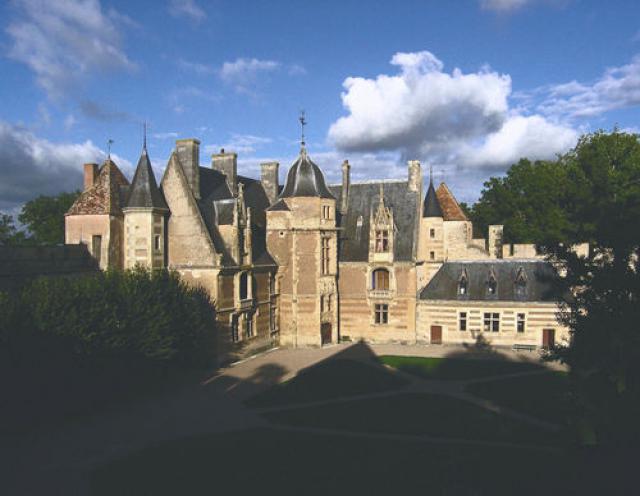 Ainay le Vieil, le Château