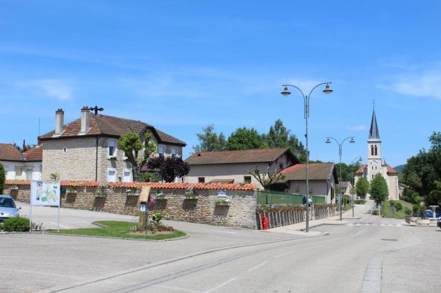 La route du Village à Montagnat avec l'église Saint-Claire et la mairie.