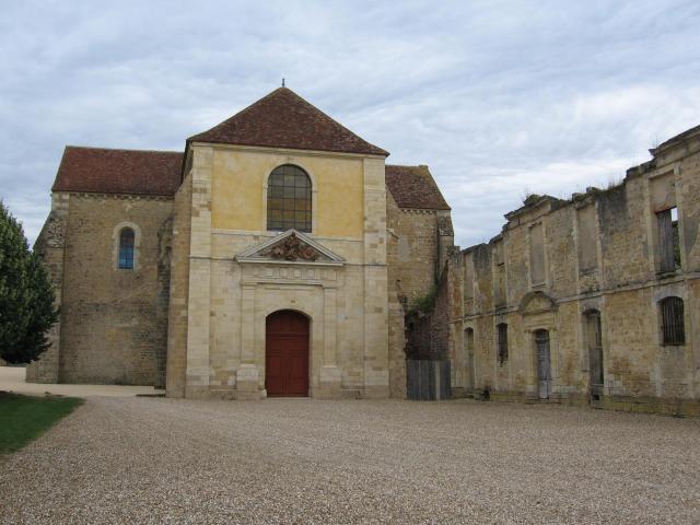 Église et palais abbatial de l'ancienne abbaye de Fontmorigny, aujourd'hui un centre culturel