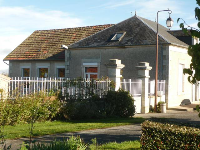 La façade de l'école d'Arcomps