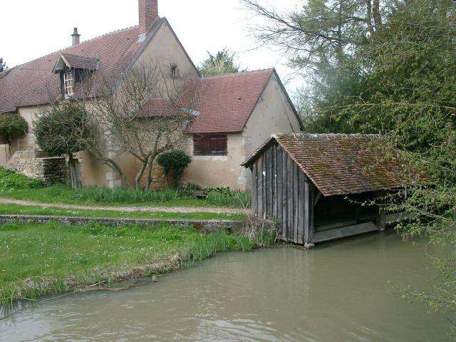 lavoir et ancien presbytère, au bord de la rivière Neuve à Chéry.