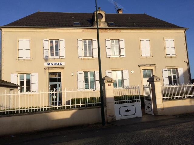La mairie de Neuilly en Dun est située à côté de l'école publique.