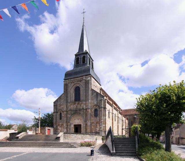 Romanische Kirche Saint-Genès in Châteaumeillant im französischen Département Cher