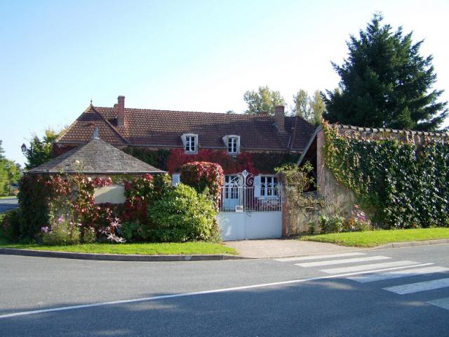 Il s'agit de la maison-école où vécut Alain-Fournier, fils d'instituteurs à Epineuil-le-Fleuriel de 1892 à 1898. Aujourd'hui, le bâtiment…