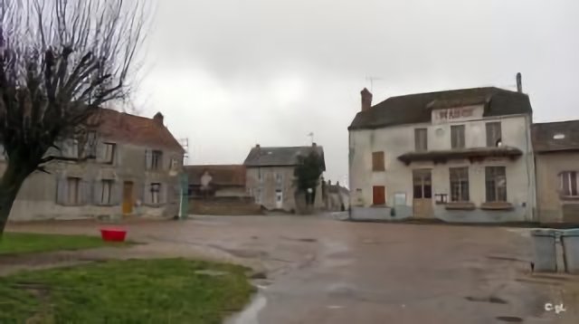 Hautevesnes - La place du village et sa mairie
