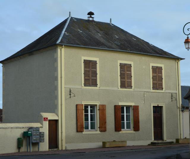 Cette photo présente la façade de l'école de Bannegon.