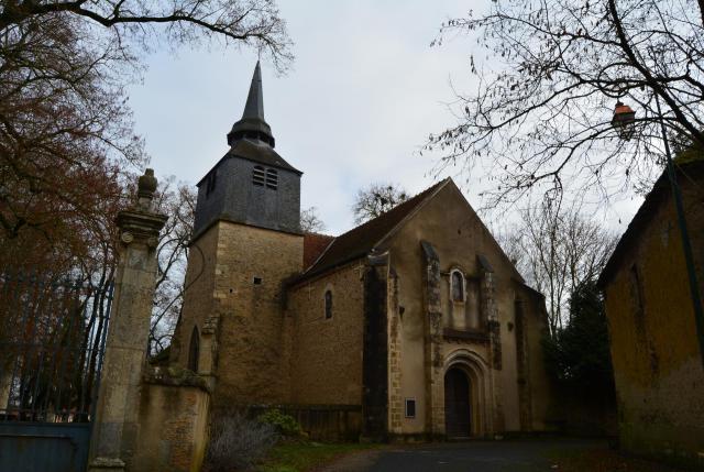 Entrée de l'église Saint-Sulpice de Bannegon.