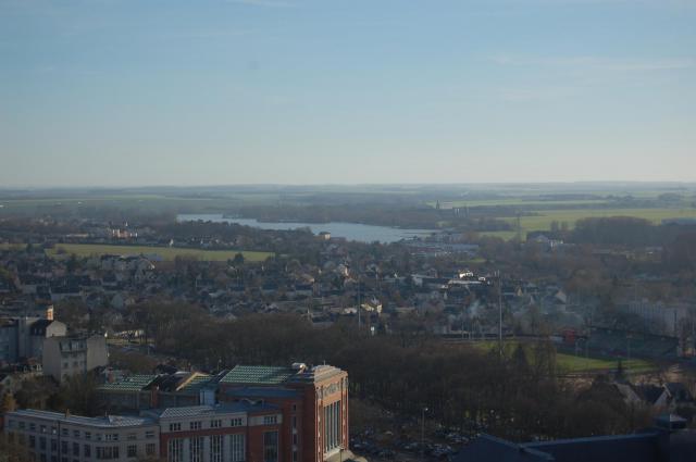 Bourges vue depuis la tour nord de la cathédralele vers le sud et lac d' Auron