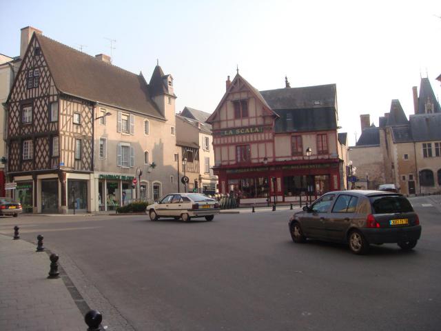 La place Planchat à Bourges (Cher, France).