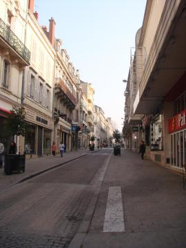 La Rue Moyenne à Bourges, principale rue commerçante de la ville.
