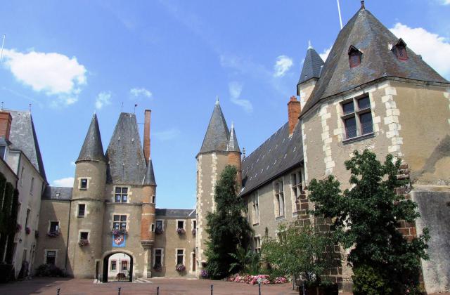 Aubigny-sur-Nère - Château des Stuarts - Côté cour