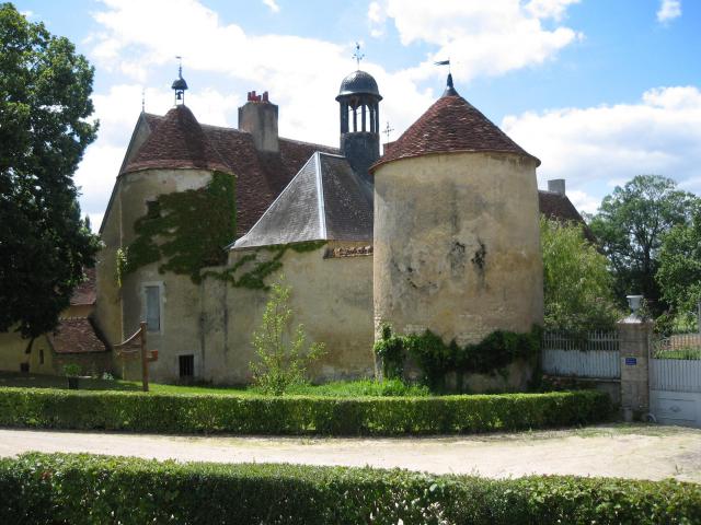 Vestiges d'un ancien château fort du XVème, au sud de Villeneuve sur Cher -18-.
