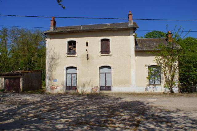 L'ancien bâtiment voyageurs vu de la cours de la gare.