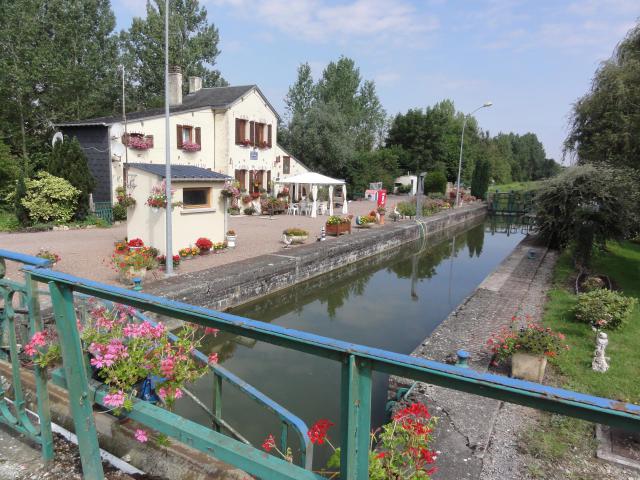 Noyales (Aisne) canal de la Sambre à l'Oise écluse 21