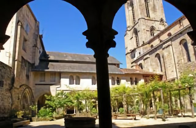 Cathédrale Notre-Dame and cloisters