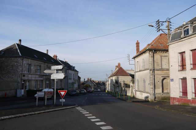 Carrefour de la rue de la chapelle et de la rue Jean de la Fontaine.