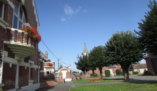 L'école, la mairie , l'église.