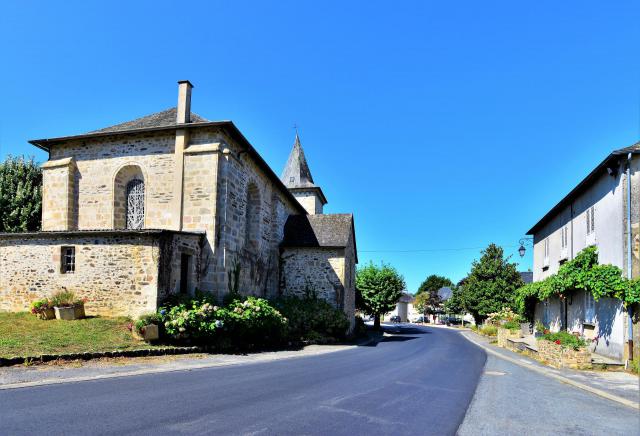 La rue principale de Perpezac-le-Noir, avec à gauche l'église Saint-Sicaire, Corrèze, France.