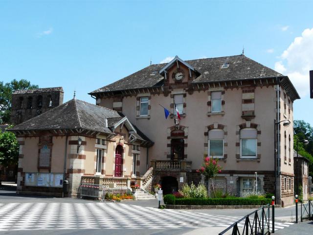 La mairie de Saint-Pantaléon-de-Larche, Corrèze, France.