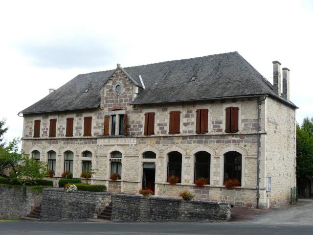 Le bâtiment de la mairie et de l'école, Mansac, Corrèze, France.