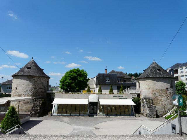 De part et d'autre de la bibliothèque municipale, les deux tours subsistantes du château de Breniges, Malemort-sur-Corrèze, Corrèze, France.