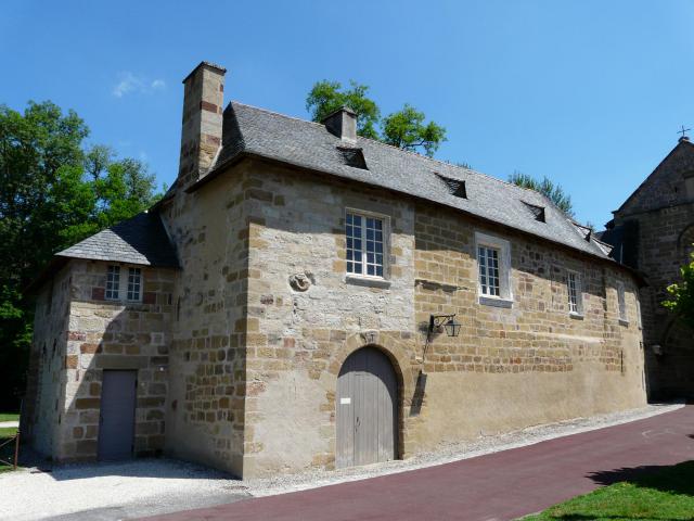 La façade sud du presbytère de l'église Saint-Sanctin (ou Saint-Xantin), Malemort-sur-Corrèze, Corrèze, France.