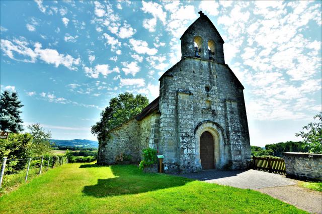 L'église paroissiale Saint Antoine qui date du 12e siècle a été reconstruite au 16e siècle. On peut apercevoir en toile de font le massif des Monédières.