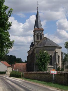 L'église de Spoy depuis l'entrée du village