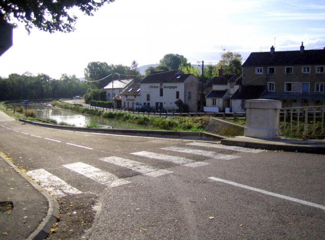 Fleurey-sur-Ouche (Côte-d'Or, France) - Le canal (vu en aval du pont, depuis le Monument aux Morts). Lieu de la prise de vue 47° 18′…