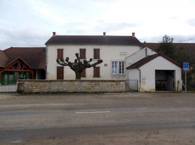 Photographie de la mairie, de l'école et de l'arrêt de bus de Samerey (Côte-d'Or)