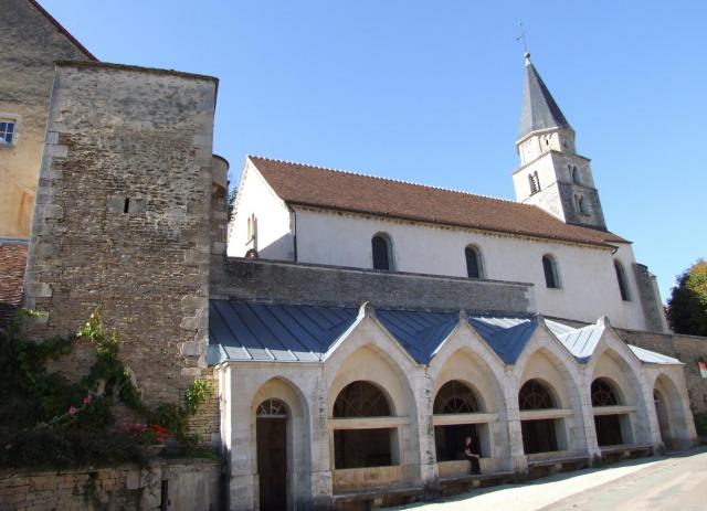 Lavoir de Salives. Sur la gauche, le puits fortifié. En arrière plan, l'église Saint-Martin. Salives, Côte-d'Or, Bourgogne, FRANCE