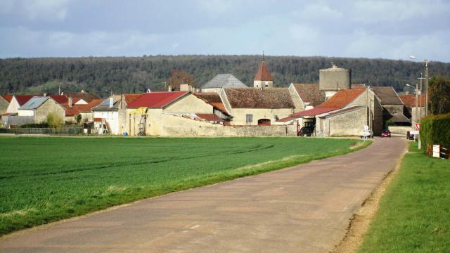 Entrée ouest du village de Montliot (Côte-d'Or)